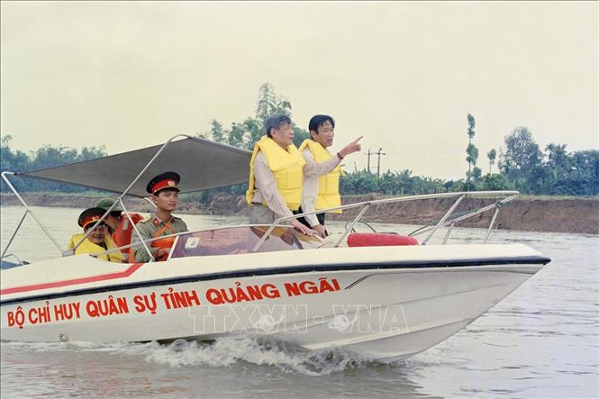 Trong ảnh: Tổng Bí thư Lê Khả Phiêu thị sát đoạn bờ sông Trà Khúc thuộc địa phận xã Nghĩa Dũng, thành phố Quảng Ngãi bị sạt lở sau đợt lũ tháng 12/1999. Ảnh: Cao Phong - TTXVN