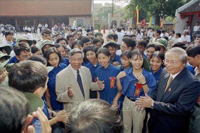 Trong ảnh: Tổng Bí thư Lê Khả Phiêu gặp gỡ sinh viên Thủ đô trong ngày lễ khánh thành khu Thái học ở Văn Miếu-Quốc Tử Giám, nhân dịp kỷ niệm 990 năm Thăng Long-Hà Nội, sáng 8/10/2000. Ảnh: Thanh Hà – TTXVN