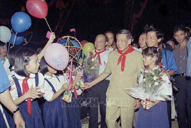 Trong ảnh: Tổng Bí thư Lê Khả Phiêu vui tết Trung thu với thiếu nhi Hà Nội tại công viên nước Hồ Tây, tối 11/9/2000. Ảnh: Cao Phong – TTXVN