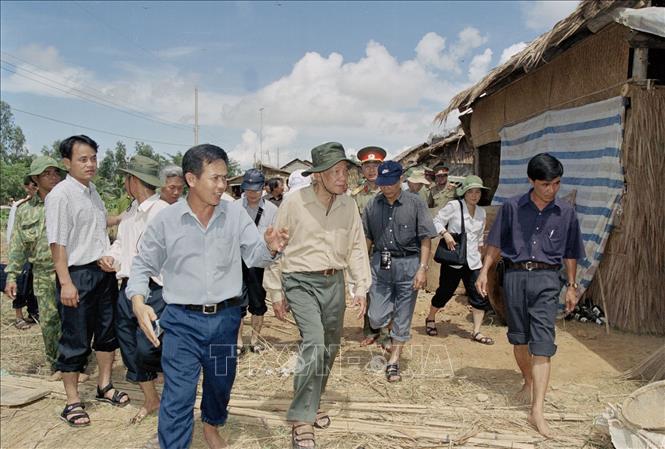 Trong ảnh: Tổng Bí thư Lê Khả Phiêu đến thăm nơi ở của đồng bào mới được di dời tránh lũ tại ấp Gò Châu Mai, xã Khánh Hưng, huyện Vĩnh Hưng, tỉnh Long An, trong chuyến đi kiểm tra, thị sát và chỉ đạo công tác cứu trợ nhân dân vùng bị lũ lụt và khắc phục hậu quả do lũ lụt gây ra ở các tỉnh đồng bằng sông Cửu Long (27-29/9/2000). Ảnh: Cao Phong – TTXVN