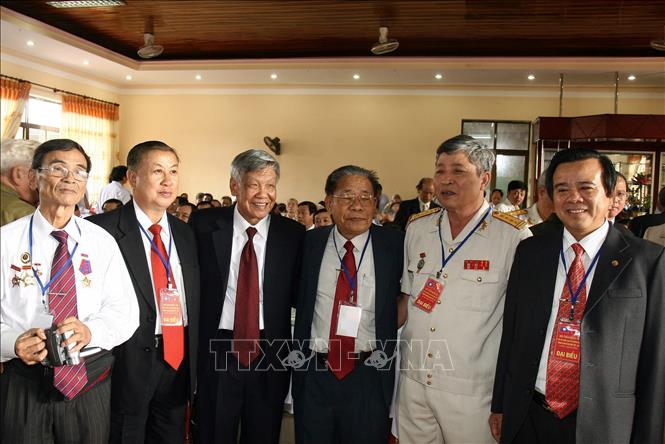 Trong ảnh: Nguyên Tổng Bí thư Lê Khả Phiêu, đồng chí Xaman Vinhaket, Uỷ viên Bộ Chính trị, Trưởng ban Chỉ đạo Dự án biên soạn Lịch sử quan hệ đặc biệt Lào-Việt Nam và các đại biểu dự hội thảo quốc tế “Các sự kiện lịch sử Trung Lào trong quan hệ đặc biệt Việt - Lào” (8/9/2009). Ảnh: Thống Nhất - TTXVN