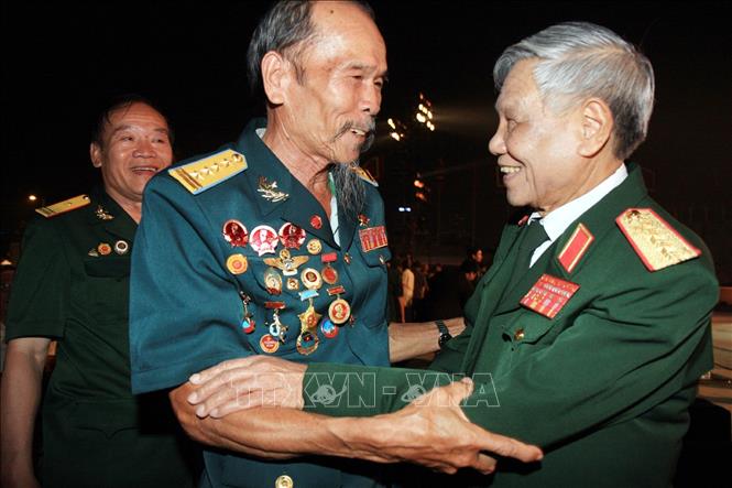 Trong ảnh: Nguyên Tổng Bí thư Lê Khả Phiêu gặp lại đồng đội cũ (8/10/2010). Ảnh: Trọng Đức - TTXVN