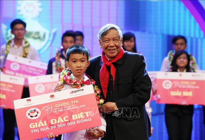 Trong ảnh: Nguyên Tổng Bí thư Lê Khả Phiêu trao giải cho học sinh đạt giải Cuộc thi Ý tưởng sáng tạo về trò chơi giáo dục (15/12/2013). Ảnh: Dương Giang  -  TTXVN