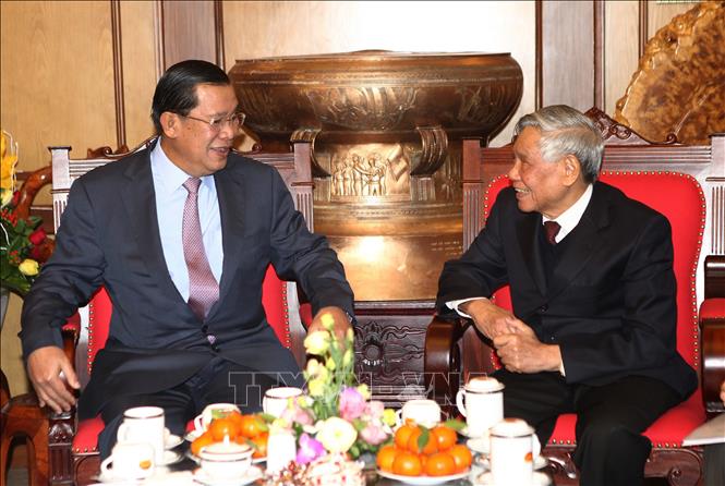 Trong ảnh: Thủ tướng Campuchia Samdech Techo Hun Sen đến chào nguyên Tổng Bí thư Lê Khả Phiêu nhân chuyến thăm chính thức Việt Nam, ngày 27/12/2013, tại Hà Nội. Ảnh: Doãn Tấn - TTXVN