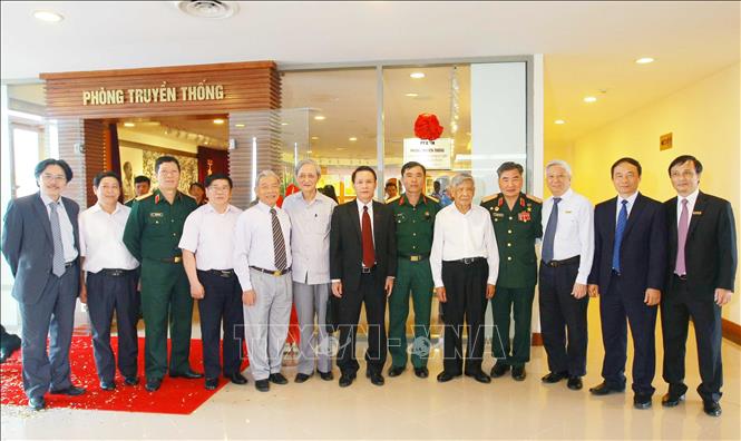 Trong ảnh: Nguyên Tổng Bí thư Lê Khả Phiêu cùng các lãnh đạo TTXVN trong lần đến dự và phát biểu tại chương trình Giao lưu kỷ niệm 55 năm kết nghĩa giữa Thông tấn xã Việt Nam với Sư đoàn Vinh Quang-Sư đoàn 304, ngày 15/4/2015. Ảnh: Doãn Tấn – TTXVN