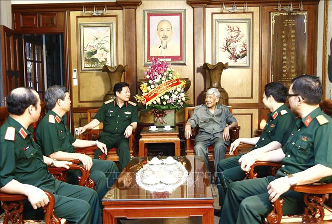 Trong ảnh: Đại tướng Ngô Xuân Lịch, Ủy viên Bộ Chính trị, Phó Bí thư Quân ủy Trung ương, Bộ trưởng Bộ Quốc phòng thăm nguyên Tổng Bí thư Lê Khả Phiêu, ngày 17/7/2017. Ảnh: An Đăng - TTXVN