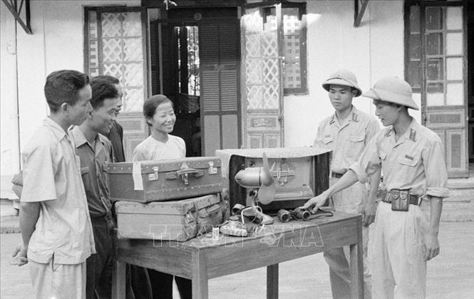 Trong ảnh: Công an khu Hoàn Kiếm (Hà Nội) trưng bày những tang vật của người dân bị mất đã được thu hồi (1966). Ảnh: Vũ Tín – TTXVN