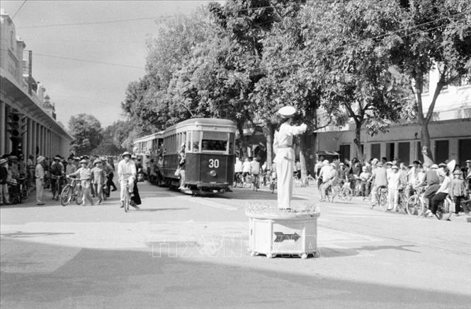 Trong ảnh: Nữ cảnh sát giao thông làm nhiệm vụ tại ngã tư Tràng Tiền, Hà Nội (6/1968). Ảnh: TTXVN