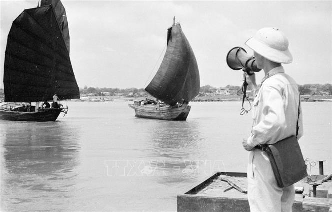 Trong ảnh: Cảnh sát dùng loa hướng dẫn thuyền bè, ca nô đi đúng luồng đường tránh tai nạn (6/1968). Ảnh: TTXVN