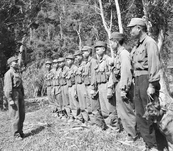 Trong ảnh: Chiến sĩ công an nhân dân vũ trang Đồn 235 nhận lệnh lên đường chiến đấu bắt gọn những toán gián điệp biệt kích của Mỹ (1968). Ảnh: Vũ Tạo – TTXVN
