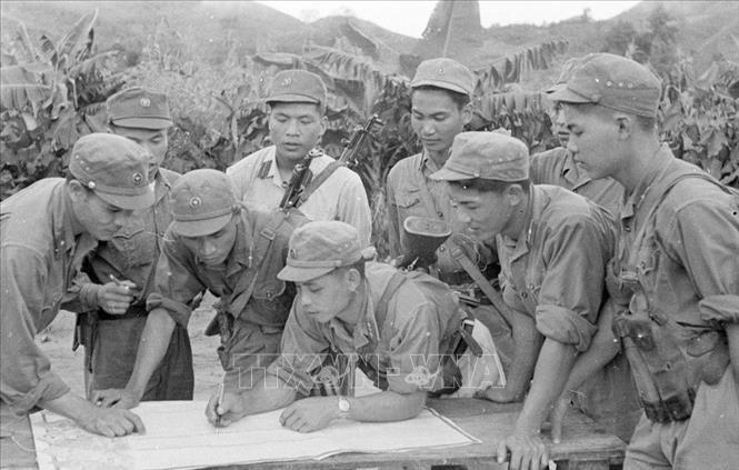 Trong ảnh: Cán bộ, chiến sĩ công an nhân dân vũ trang Lai Châu (Tây Bắc) họp bàn đề ra phương án tác chiến, quyết tâm đảm bảo tốt trật tự an ninh (7/1968). Ảnh: Xuân Lâm – TTXVN
