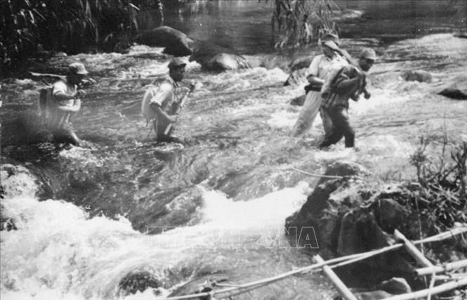 Trong ảnh: Chiến sĩ công an nhân dân vũ trang tỉnh Lai Châu không ngại đèo cao, suối sâu, tuần tra bảo vệ khu vực. (1968). Ảnh: TTXVN