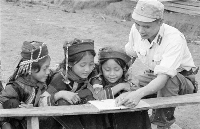  Trong ảnh: Chiến sĩ công an nhân dân vũ trang tỉnh Lai Châu (Tây Bắc) thường xuyên giúp đỡ học sinh địa phương học tập (1968). Ảnh: TTXVN