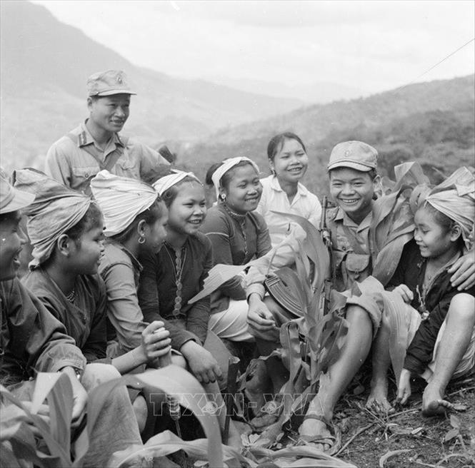  Trong ảnh: Niềm vui của các chiến sĩ công an nhân dân vũ trang trên đường đi công tác là được gặp gỡ, nói chuyện với người dân (1970). Ảnh: TTXVN