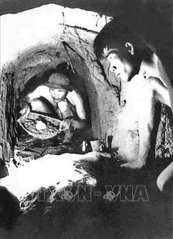 Trong ảnh: Các chiến sĩ An ninh Sài Gòn - Gia Định đào địa đạo, sẵn sàng chiến đấu tại Củ Chi, năm 1971. Ảnh: Tư liệu/TTXVN phát