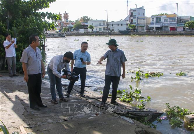 Trong ảnh: Phó Chủ tịch UBND TP Cần Thơ Nguyễn Thanh Dũng (đội mũ) kiểm tra điểm có nguy cơ sạt lở cao tại vàm Ba Rích, sông Ô Môn. Ảnh: Thanh Liêm - TTXVN