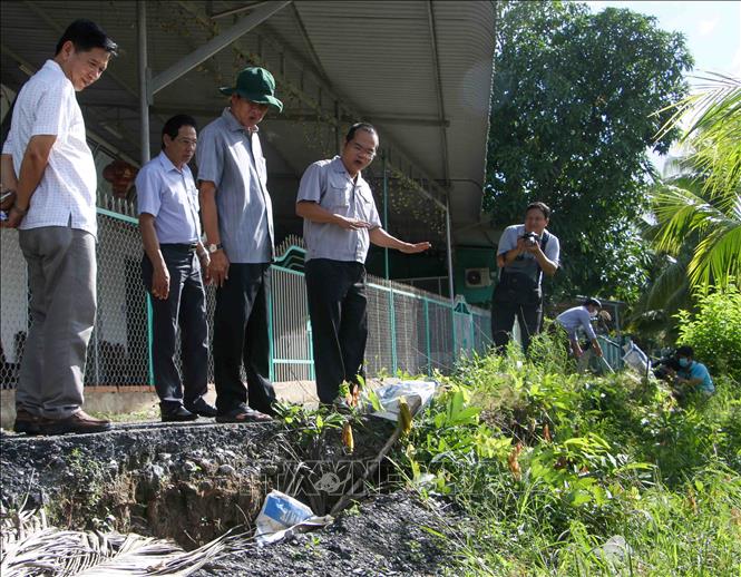 Trong ảnh: Lãnh đạo UBND thành phố Cần Thơ kiểm tra một điểm đang có nguy cơ sạt lở cao ở bờ trái sông Ô Môn. Ảnh: Thanh Liêm - TTXVN