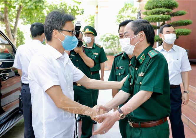 Photo: Deputy PM Vu Duc Dam visits the Border Guard High Command. VNA Photo: Dương Giang