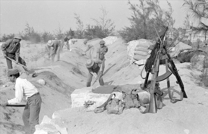 Trong ảnh: Chiến sĩ Đồn công an vũ trang 660 tỉnh Phú Khánh đào hào chiến đấu (1979). Ảnh: Đức Quảng – TTXVN