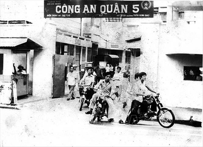 Trong ảnh: Đội săn bắt cướp, Công an quận 5, TP Hồ Chí Minh lên đường làm nhiệm vụ những ngày sau giải phóng. Ảnh: Tư liệu/TTXVN phát