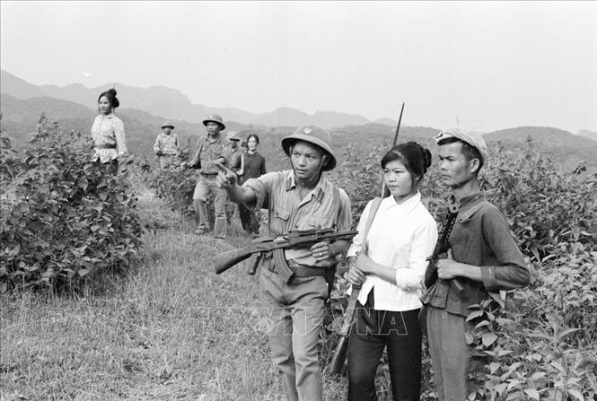 Trong ảnh: Chiến sĩ Đồn công an vũ trang 129 (Hoàng Liên Sơn) và dân quân địa phương tuần tra bảo vệ biên giới phía Đông Bắc (7/1978). Ảnh: Kim Hùng - TTXVN