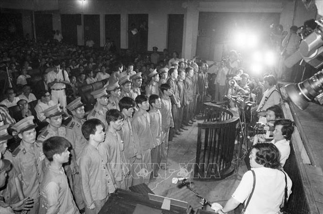 Trong ảnh: Cuối năm 1980, lực lượng An ninh thực hiện kế hoạch CM12, triệt xóa và đưa ra xét xử các đối tượng của tổ chức phản động do Lê Quốc Túy, Mai Văn Hạnh cầm đầu; bắt 189 tên gián điệp, biệt kích, thu giữ nhiều vũ khí, chất nổ, tiền giả và phương tiện hoạt động phá hoại; bắt sống Mai Văn Hạnh và phát hiện, đấu tranh bóc gỡ 10 tổ chức địch cài lại trong nội địa, bắt hàng ngàn tên đang ẩn nấp trong các vỏ bọc khác nhau ở miền Trung, Đông và Tây Nam Bộ, TP Hồ Chí Minh, trong các cơ quan chính quyền, các tổ chức tôn giáo. Ảnh: Văn Khánh – TTXVN