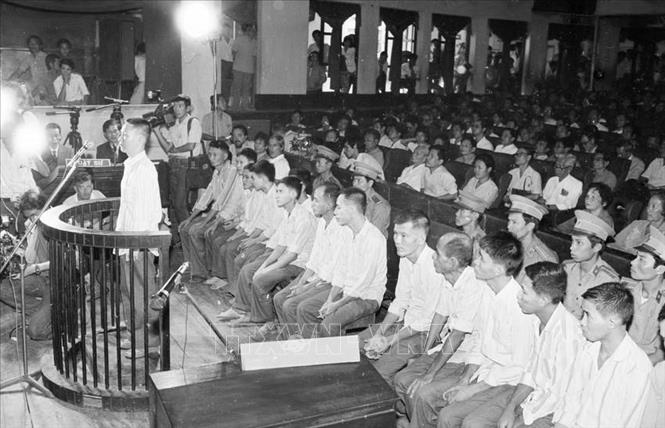 Trong ảnh: Tháng 12/1987, Tòa án nhân dân Tối cao tại TP Hồ Chí Minh xét xử công khai vụ án tổ chức phản động do Hoàng Cơ Minh cầm đầu. Được các thế lực phản động nước ngoài hậu thuẫn, từ đầu năm 1986 đến tháng 8/1987, Hoàng Cơ Minh tổ chức 2 đợt thâm nhập về nước để thực hiện âm mưu chống phá cách mạng, nhưng gần như toàn bộ lực lượng của chúng bị lực lượng an ninh Việt Nam tiêu diệt trên đường hành quân, trong đó có trên 100 tên chết tại trận (trong đó có Hoàng Cơ Minh và bộ chỉ huy của y), bắt sống 77 tên, thu hàng trăm súng các loại, nhiều tài liệu và quân trang quân dụng khác. Ảnh: Phương Hùng – TTXVN