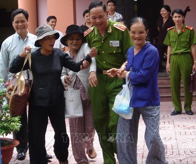 Trong ảnh: Trung tướng Nguyễn Việt Thành (tức Tư Bốn), nguyên Phó Tổng cục trưởng Tổng cục Cảnh sát – Bộ Công an, người chỉ huy và thành công lẫy lừng với chuyên án triệt phá băng nhóm xã hội đen Năm Cam và đồng bọn đầu những năm 2000, đón nhận tình cảm, sự tin yêu và cảm phục của những người dân. Ảnh: TTXVN phát