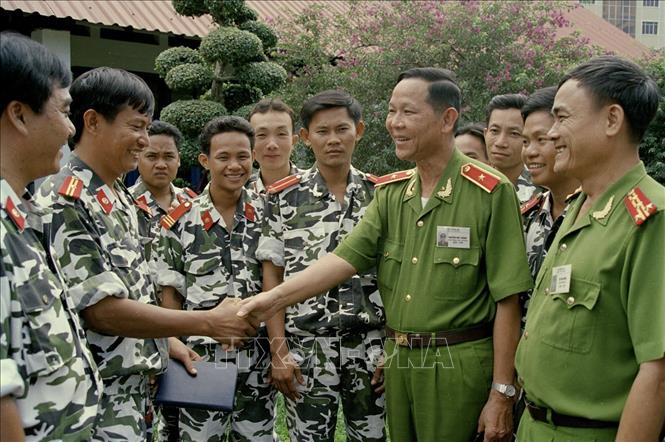 Trong ảnh: Thiếu tướng Nguyễn Việt Thành (Tư Bốn), Phó Tổng cục trưởng Tổng cục Cảnh sát chúc mừng các chiến sỹ cảnh sát cơ động có thành tích xuất sắc trong vụ án triệt phá băng nhóm xã hội đen Năm Cam và đồng bọn, đầu những năm 2000. Ảnh: Minh Quang – TTXVN