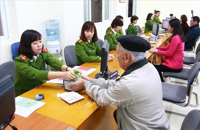 Trong ảnh: Cán bộ, chiến sỹ công an làm thủ tục lấy dấu vân tay công dân đến đăng ký cấp thẻ căn cước công dân của Phòng Cảnh sát Quản lý hành chính về trật tự xã hội, Công an TP Hà Nội (2016). Ảnh: Doãn Tấn - TTXVN