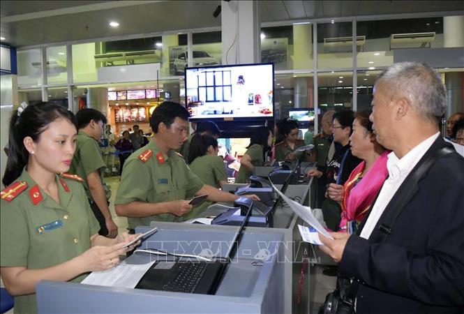Trong ảnh: Cán bộ Phòng Quản lý XNC, Công an tỉnh Thừa Thiên - Huế làm thủ tục nhập cảnh cho khách du lịch đến Huế. Ảnh: Quốc Việt - TTXVN