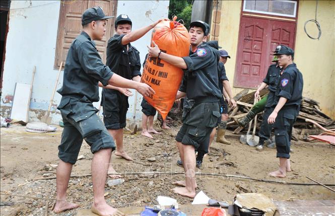 Trong ảnh: Chiến sĩ Cảnh sát cơ động (Công an tỉnh Yên Bái) đến vùng lũ phối hợp với lực lượng công an huyện Mù Cang Chải giúp nhân dân di chuyển, dọn dẹp nhà cửa sau trận lũ lịch sử. Ảnh: Đinh Hữu Dư - TTXVN