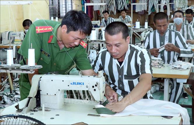Trong ảnh: Trại giam Thủ Đức (Z30D) giúp đỡ những phạm nhân sửa chữa sai lầm, tu dưỡng bản thân chuẩn bị cho ngày tái hòa nhập lại cộng đồng, trở thành người có ích cho xã hội. Ảnh: TTXVN