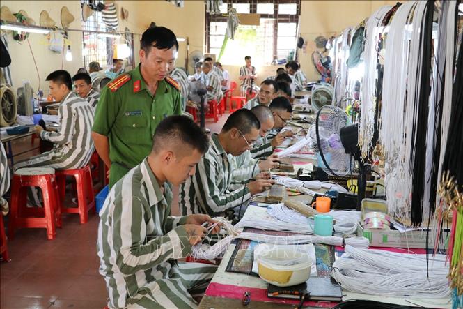 Trong ảnh: Cán bộ quản giáo Trại giam Ninh Khánh (Bộ Công an) giám sát phạm nhân phân trại số 1 trong giờ lao động (7/2018). Ảnh: Ninh Đức Phương – TTXVN