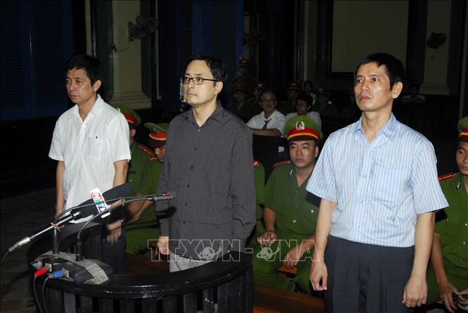 Trong ảnh: Phiên tòa xét xử phúc thẩm vụ án Lê Công Định (ảnh, giữa) và đồng bọn, ngày 11/5/2010 tại TP Hồ Chí Minh về tội “Hoạt động nhằm lật đổ chính quyền nhân dân”. Đây là vụ phạm tội đặc biệt nghiêm trọng xâm phạm an ninh quốc gia. Lực lượng An ninh điều tra (Bộ Công an) đã phát hiện, điều tra các đối tượng trong vụ án cùng với một số tổ chức ở nước ngoài đã tập hợp lực lượng hình thành các tổ chức chính trị phản động nhằm lật đổ chính quyền nhân dân bằng phương thức “bất bạo động”, thực hiện âm mưu “diễn biến hòa bình”. Ảnh: Hoàng Hải - TTXVN