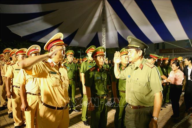 Trong ảnh: Tối 15/7/2020, Công an Thành phố Hồ Chí Minh tổ chức lễ ra quân tấn công trấn áp tội phạm, bảo vệ an toàn tuyệt đối đại hội Đảng các cấp và Đại hội đại biểu toàn quốc lần thứ XIII của Đảng. Đây là đợt ra quân cao điểm có tính bước ngoặt, nhằm phát huy kết quả 6 tháng đầu năm của lực lượng Công an Thành phố Hồ Chí Minh, tạo tiền đề bảo vệ an toàn tuyệt đối đại hội Đảng các cấp. Ảnh: Thành Chung - TTXVN