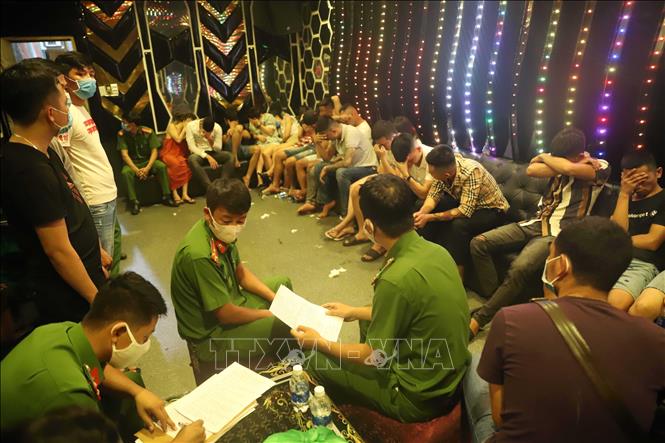 Trong ảnh: Rạng sáng 29/4/2020, Công an thành phố Gia Nghĩa, tỉnh Đắk Nông phát hiện, tạm giữ 24 thanh niên nam, nữ đang có hành vi sử dụng trái phép chất ma túy tại quán karaoke HTV thuộc Tổ dân phố 1, phường Nghĩa Thành, thành phố Gia Nghĩa. Qua kiểm tra, cả 24/24 đối tượng đều dương tính với ma túy. Ảnh: TTXVN phát