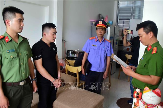 Trong ảnh: Công an tỉnh Thừa Thiên- Huế phối hợp với Cục An ninh mạng và Phòng chống tội phạm sử dụng công nghệ cao (Bộ Công an) triệt phá đường dây lừa đảo công nghệ cao với số tiền chiếm đoạt lên tới hơn 100 tỷ đồng, tạm giữ 3 đối tượng (ngày 22/6/2020). Ảnh: TTXVN phát