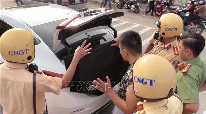 Trong ảnh: Một lái xe sử dụng ma túy khi điều khiển phương tiện, bị Đội cảnh sát giao thông-trật tự của Công an TP Thủ Dầu Một (Bình Dương) tạm giữ, ngày 18/8/2019. Ảnh: Nguyễn Văn Việt - TTXVN