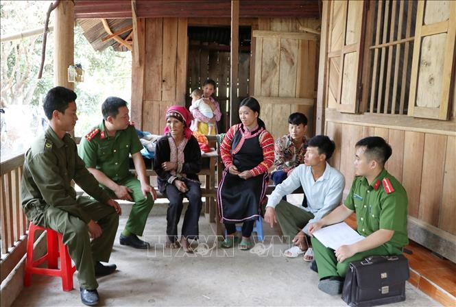 Trong ảnh: Công an xã Bum Tở, huyện Mường Tè (Lai Châu) xuống từng bản tuyên truyền nhân dân nâng cao cảnh giác, tố giác tội phạm, không nghe theo kẻ xấu dụ dỗ. Ảnh: Quý Trung - TTXVN