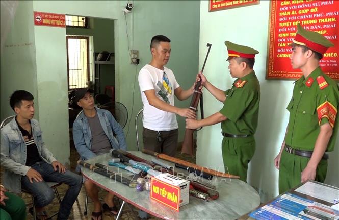 Trong ảnh: Thực hiện đợt cao điểm vận động toàn dân giao nộp và đấu tranh với tội phạm, vi phạm pháp luật về vũ khí, vật liệu nổ, công cụ hỗ trợ và pháo, Công an tỉnh Quảng Bình triển khai nhiều biện pháp công tác để tuyên truyền vận động để người dân tự nguyện đến trụ sở Công an giao nộp. Ảnh: Đức Thọ - TTXVN