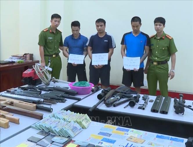 Trong ảnh: Ngày 30/5/2019, Công an tỉnh Sơn La phối hợp với Công an tỉnh Vĩnh Phúc phá thành công chuyên án lừa đảo, chiếm đoạt tài sản qua mạng Internet, bắt 3 đối tượng, thu giữ trên 1 tỷ đồng và một số vật chứng liên quan. Ảnh: TTXVN phát