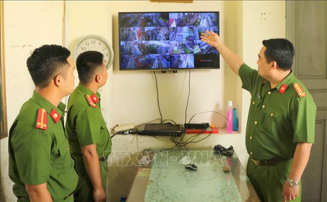 Trong ảnh: Công an quận Lê Chân lắp đặt nhiều camera giám sát trên tuyến đường sắt chạy qua trung tâm thành phố để giám sát hoạt động buôn bán, sử dụng ma túy trong khu vực. Ảnh: Minh Thu- TTXVN