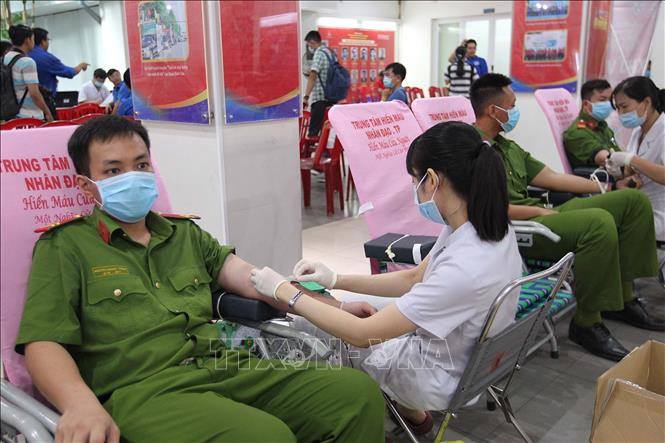 Trong ảnh: Đoàn viên thanh niên Công an TP Hồ Chí Minh hiến máu tình nguyện trong đợt hoạt động phòng, chống dịch COVID-19, nhằm cung cấp kịp thời lượng máu điều trị tại các bệnh viện. Ảnh: Thanh Vũ – TTXVN