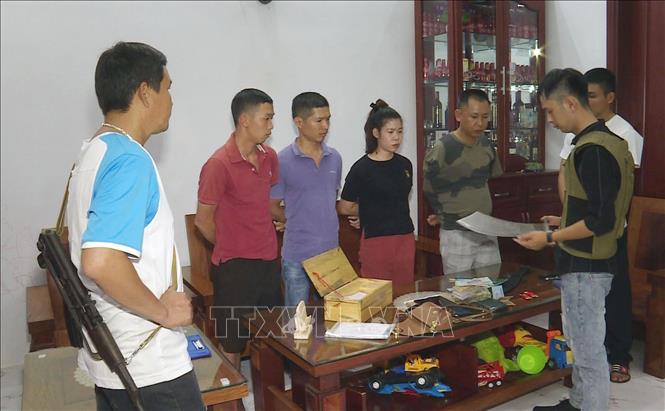 Trong ảnh: Tối 5/7/2019, Công an tỉnh Đắk Lắk phối hợp với Cục Cảnh sát hình sự (Bộ Công an) đột kích, triệt phá 27 tụ điểm đánh bạc dưới hình thức lô đề trên địa bàn thành phố Buôn Ma Thuột, bắt giữ hàng chục đối tượng. Ảnh: Anh Dũng – TTXVN