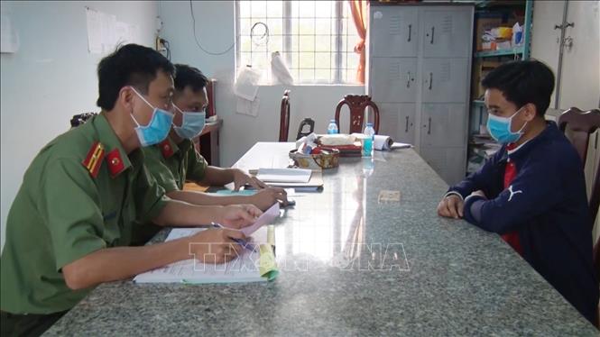 Trong ảnh: Công an huyện Tri Tôn, tỉnh An Giang xử phạt đối tượng đăng tải thông tin sai sự thật về tình hình dịch COVID-19 trên trang Facebook cá nhân, ngày 27/3/2020. Ảnh: Công Mạo-TTXVN