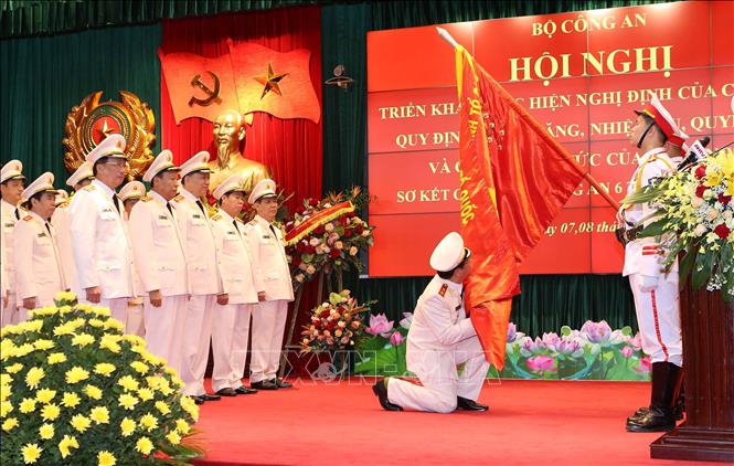 Trong ảnh: Công an nhân dân 
