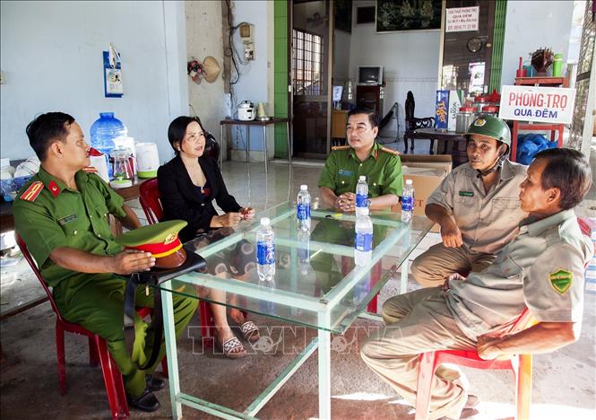 Trong ảnh: Đại diện Công an thành phố Rạch Giá và Công an phường Vĩnh Quang thăm gia đình chị Cao Ngọc Hòa, số nhà 1083 Mạc Cửu. Ảnh: Hồng Đạt - TTXVN