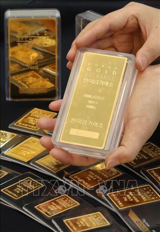Trong ảnh: Vàng miếng tại sàn giao dịch vàng ở Seoul, Hàn Quốc ngày 2/7/2020. Ảnh: Yonhap/TTXVN