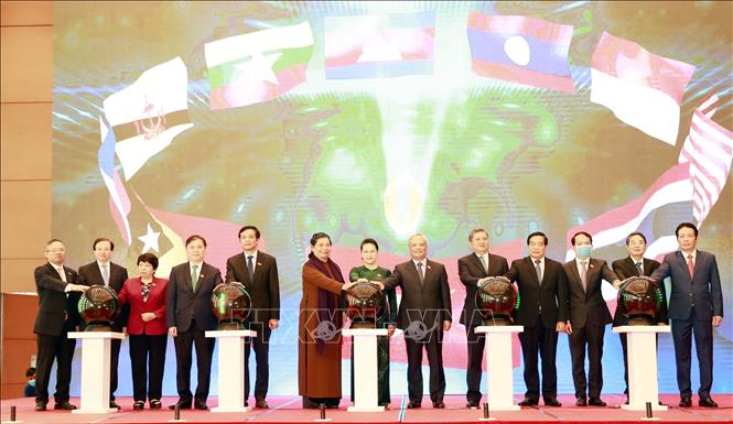 Trong ảnh: Chủ tịch Quốc hội Nguyễn Thị Kim Ngân và các đại biểu ấn nút công bố trang thông tin điện tử, ứng dụng di động và bộ nhận diện của AIPA 2020. Ảnh: Trọng Đức - TTXVN